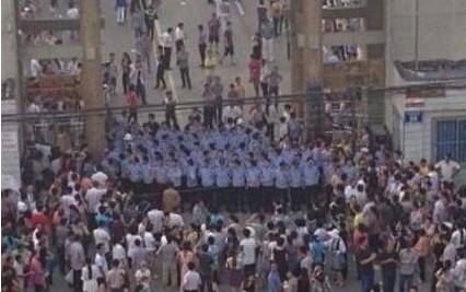 女考生被监考老师摸胸